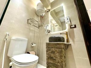 A bathroom at Shiny Pyramids "New Pyramids Gate"