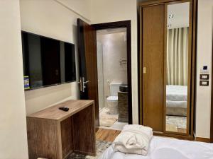 A bed or beds in a room at Shiny Pyramids "New Pyramids Gate"