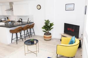 Una cocina o cocineta en Ocean Side with Free Parking By My Getaways