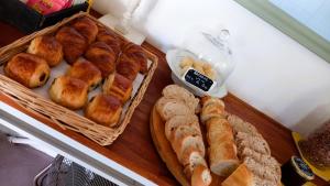 un mucchio di pane e dolci su un tavolo di A LA KAZ TI ZOZEFF a Saint-Joseph