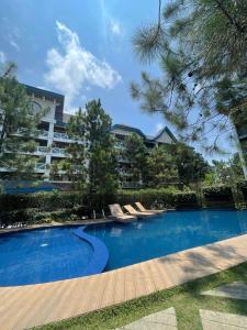 une piscine devant un bâtiment dans l'établissement Casita Tagaytay, à Tagaytay