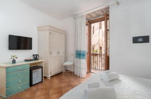 A bed or beds in a room at Bosa Queen House
