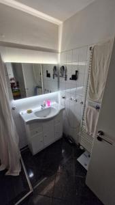 Ένα μπάνιο στο Modernes Apartment mit XL-Balkon +9 φωτογραφίες