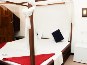 Postel nebo postele na pokoji v ubytování Canggu Surf Hotel