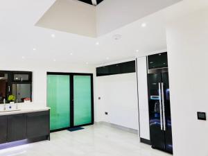 Η κουζίνα ή μικρή κουζίνα στο Luxury 2 bed house with parking next to station and all shops +10 φωτογραφίες