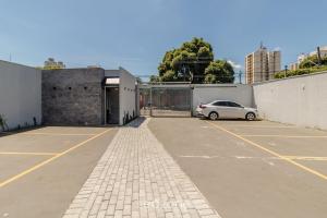 a car parked in a parking lot next to a building at Lindo Estúdio Funcional em Goiânia SLV0011 in Goiânia