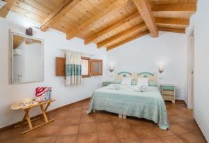 A bed or beds in a room at Bosa Queen House