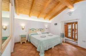 A bed or beds in a room at Bosa Queen House