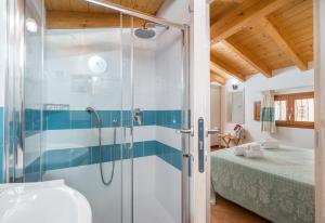 A bed or beds in a room at Bosa Queen House