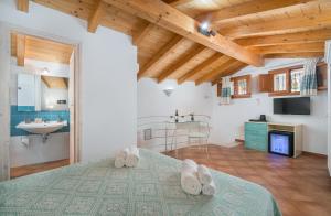 A bed or beds in a room at Bosa Queen House