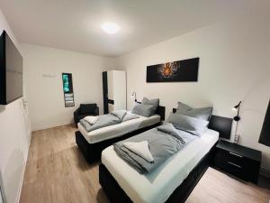 a bedroom with two beds in a room at Ruhiges Wohnen am Lohgraben in Hannover