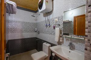 Ένα μπάνιο στο Hotel Cherry Manali