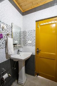 Ένα μπάνιο στο Hotel Cherry Manali