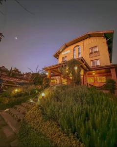 a large wooden house with a pathway leading to it at Blumen Hotel Boutique in Canela +69 photos