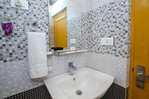 Ένα μπάνιο στο Hotel Cherry Manali