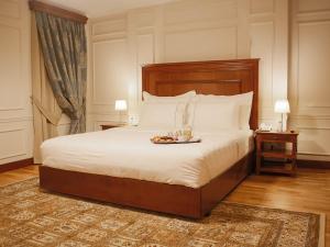 سرير أو أسرّة في غرفة في فندق أوبرا