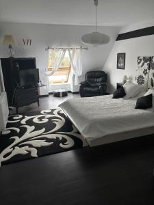 Postel nebo postele na pokoji v ubytování Le Blockhaus de Domléger et Spa