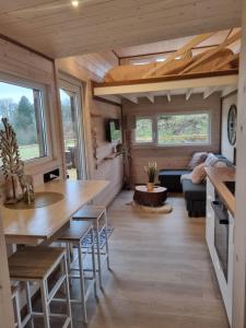 Ein Sitzbereich in der Unterkunft Tiny housse serenity avec jacuzzi