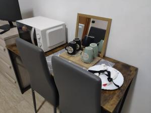 Set per la preparazione di tè e caffè presso Camera Deluxe - Close to Metro C Torrenova Station