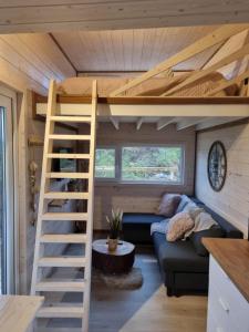 Ein Sitzbereich in der Unterkunft Tiny housse serenity avec jacuzzi