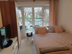 A bed or beds in a room at Simay Apartman