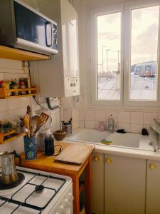 Kuchyň nebo kuchyňský kout v ubytování Un petit coin de soleil chez l'habitant + 1 fotografie