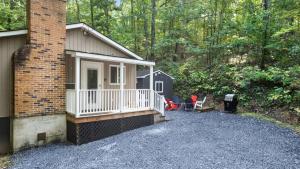 Foto dalla galleria di 2 Modern Cabins Hot Tub, Fire Pit, Grill, & Wifi a New Market