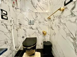 A bathroom at Shiny Pyramids "New Pyramids Gate"