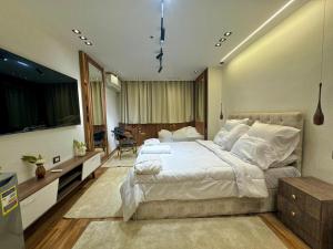 A bed or beds in a room at Shiny Pyramids "New Pyramids Gate"