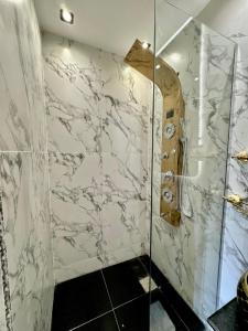 A bathroom at Shiny Pyramids "New Pyramids Gate"