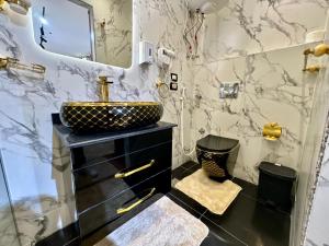 A bathroom at Shiny Pyramids "New Pyramids Gate"