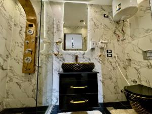 A bathroom at Shiny Pyramids "New Pyramids Gate"