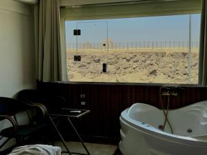 A bathroom at Shiny Pyramids "New Pyramids Gate"