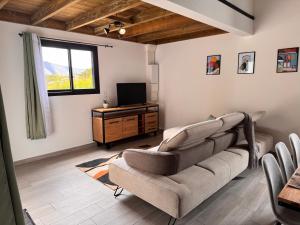 TV a/nebo společenská místnost v ubytování La VillaGeoise