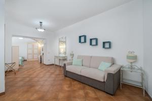A seating area at Bosa Queen House