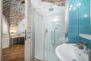 A bathroom at Bosa Queen House