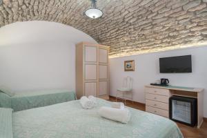 A bed or beds in a room at Bosa Queen House