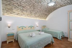 A bed or beds in a room at Bosa Queen House