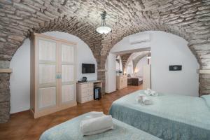 A bed or beds in a room at Bosa Queen House