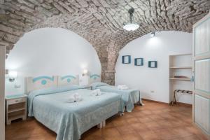 A bed or beds in a room at Bosa Queen House