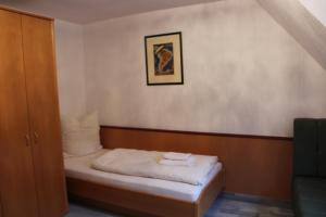 Postel nebo postele na pokoji v ubytování Burghotel - Das Original