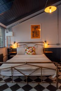 Postel nebo postele na pokoji v ubytování 2 The Old Canteen, Two Minute Walk To Beach