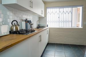 Køkken eller tekøkken på Cozy Cottage in Constantia