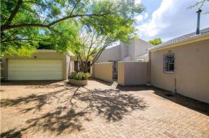 Bygningen som lejligheden ligger i + 2 billeder