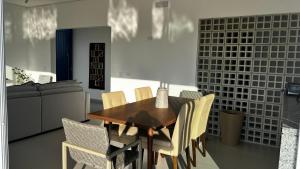 a dining room with a wooden table and chairs at Casa Mediterrânea no alto da montanha in Itu