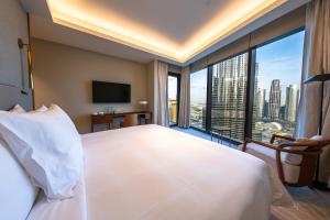 Rúm í herbergi á Address Residence Opera, Downtown, Dubai