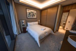 Rúm í herbergi á Address Residence Opera, Downtown, Dubai