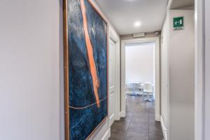 un pasillo con una gran pintura en la pared en Guest House Cavour 278, en Roma