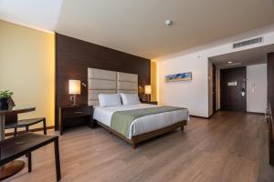 Postel nebo postele na pokoji v ubytování Hotel Estelar Milla De Oro