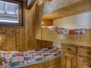 a bedroom with two bunk beds in a log cabin at Confortable 3 pièces avec animaux admis à Megève Jaillet - FR-1-453-38 in Megève